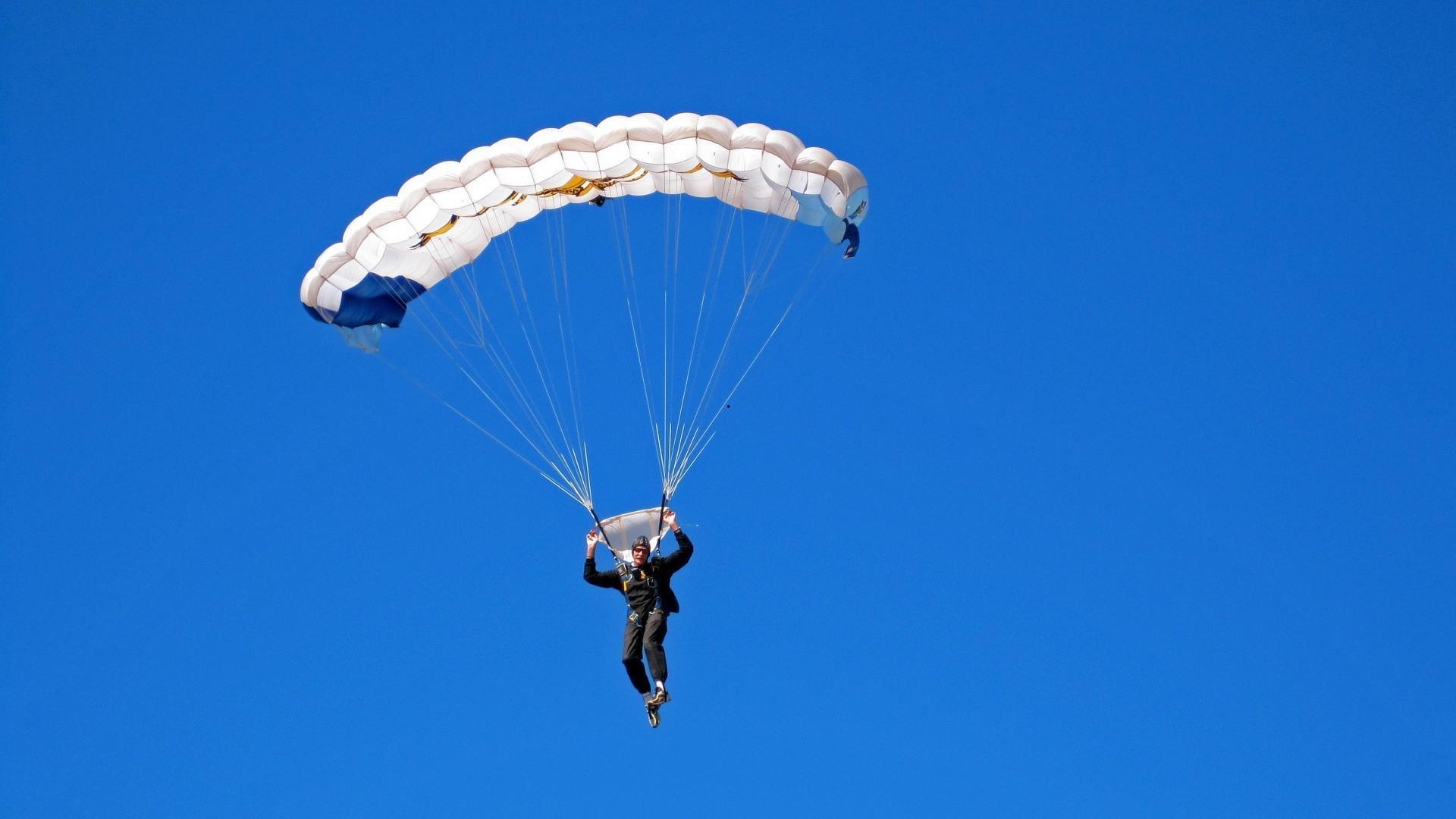 土媒曝费内巴切锁定巴黎后卫穆杰莱 夏窗补强防线瞄准法甲强援